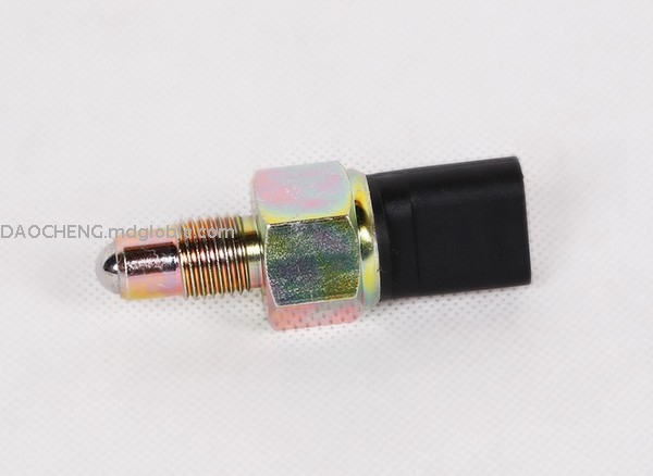 Reversing light switch